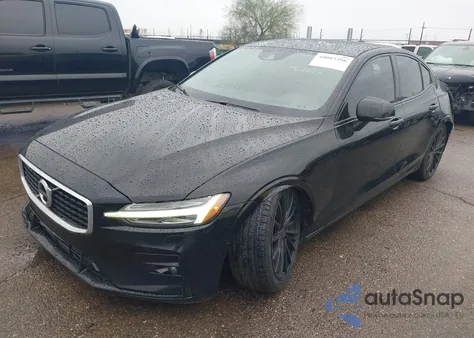 2019 Volvo S60 T6 R-Design z USA, uszkodzony, nr VIN 7JRA22TM5KG013637